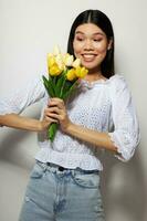 portret Aziatisch mooi jong vrouw romance boeket van bloemen in de buurt de gezicht studio model- ongewijzigd foto