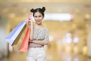 aantrekkelijke shopper vrouw met boodschappentassen foto