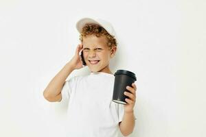 weinig jongen wat soort van drinken is de telefoon in hand- communicatie levensstijl ongewijzigd foto