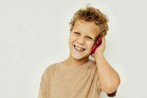 jongen beige t-shirts met telefoon poseren technologie foto