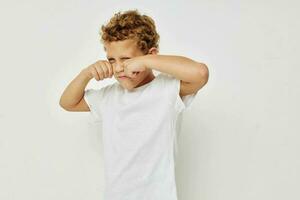 foto van jong jongen glimlach in wit t-shirt levensstijl ongewijzigd