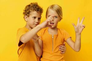 jongen en meisje knuffelen mode kinderjaren vermaak geïsoleerd achtergrond ongewijzigd foto