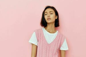 foto mooi meisje met kort haar- en een roze trui geïsoleerd achtergrond