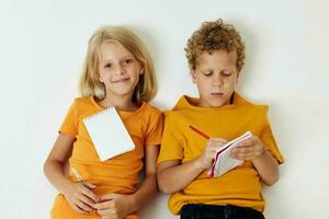 afbeelding van positief jongen en meisje kinderjaren vermaak tekening kinderjaren levensstijl ongewijzigd foto