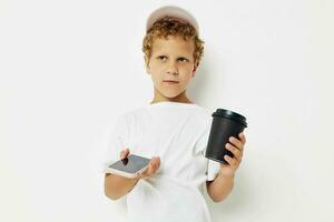 weinig jongen wat soort van drinken is de telefoon in hand- communicatie levensstijl ongewijzigd foto
