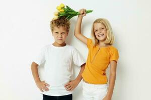 klein kinderen met een boeket van bloemen geschenk verjaardag vakantie kinderjaren levensstijl ongewijzigd foto