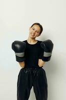 foto mooi meisje in boksen handschoenen in zwart broek en een t-shirt geschiktheid opleiding