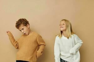 schattig elegant kinderen knuffel vermaak poseren vriendschap beige achtergrond foto