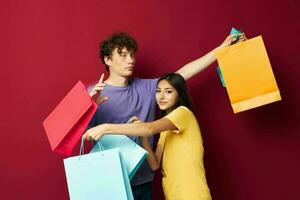 schattig jong paar kleurrijk Tassen boodschappen doen pret levensstijl ongewijzigd foto