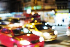 abstracte onscherpe achtergrond van auto op straat in de stad 's nachts