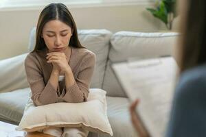 vrouw met mentaal Gezondheid problemen is overleg plegen. psychiater is opname de patiënten staat voor behandeling. aanmoediging, liefde en familie probleem, bipolair , depressie geduldig, beschermen zelfmoord foto