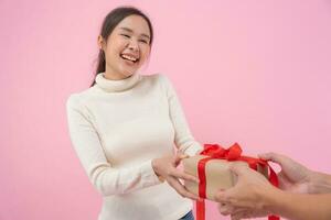 mooi Aziatisch vrouw voelen verrassing en kijken interesseren geschenk doos. schattig meisje opgewonden Open geschenk doos. verjaardag, viering, Kerstmis, nieuw jaar festival, dank, vieren, Valentijnsdag dag, verjaardag foto
