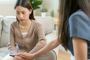 psychiater houden hand- ondersteuning elk terwijl bespreken familie problemen. dokter moedigt aan en empathie vrouw lijdt depressie. psychologisch, opslaan scheiding, hand- in hand- samen, vertrouwen, zorg foto