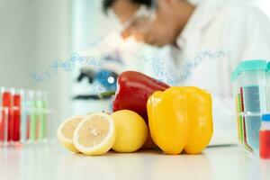 wetenschapper controleren chemisch fruit residuen in laboratorium. controle experts inspecteren de concentratie van chemisch residuen. gevaren, standaard, vind verboden stoffen, besmetten, microbioloog foto