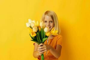 vrolijk meisje met een boeket van bloemen pret geschenk vakantie foto