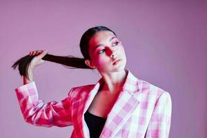 mooi vrouw roze broek mode kleding poseren geïsoleerd achtergrond ongewijzigd foto