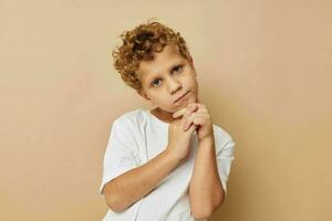 gekruld jongen kinderen stijl mode emoties levensstijl ongewijzigd foto