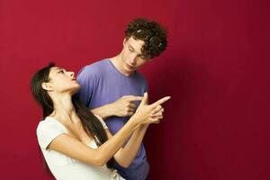 Mens en vrouw zomer stijl poseren mode emoties geïsoleerd achtergrond foto