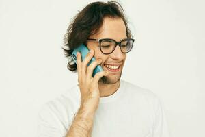 Mens in een wit t-shirt communicatie door telefoon levensstijl ongewijzigd foto