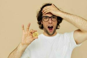 Mens in een wit t-shirt met bitcoin cryptogeld levensstijl ongewijzigd foto