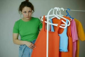 mooi vrouw proberen Aan kleren garderobe jeugd stijl bijgesneden visie ongewijzigd foto