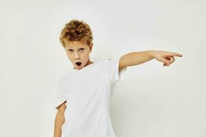 gekruld jongen glimlach in wit t-shirt geïsoleerd achtergrond foto