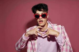 foto van romantisch jong vriendje zonnebril roze blazer mode elegant stijl roze achtergrond ongewijzigd