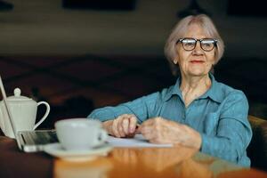 ouderen vrouw documenten werk vel van papier en pen levensstijl ongewijzigd foto