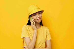 charmant jong Aziatisch vrouw pratend Aan de telefoon poseren mode geïsoleerd achtergrond ongewijzigd foto