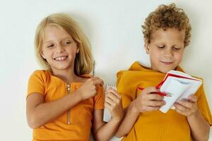 schattig elegant kinderen tekening in notebooks aan het liegen Aan de verdieping kinderjaren levensstijl ongewijzigd foto