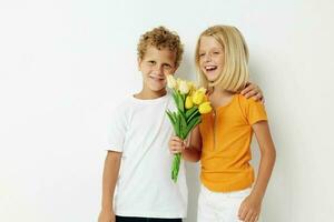 twee blij kinderen pret verjaardag geschenk verrassing boeket van bloemen geïsoleerd achtergrond ongewijzigd foto