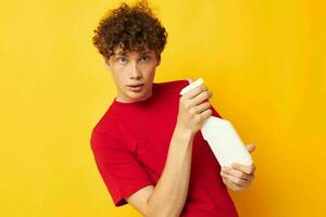 vent met rood gekruld haar- wasmiddel poseren emotie geïsoleerd achtergrond ongewijzigd foto