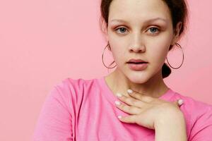 elegant tiener meisje model- in een roze t-shirt jeugd mode geïsoleerd achtergrond ongewijzigd foto