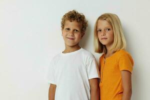 jongen en meisje vriendschap samen poseren emoties levensstijl ongewijzigd foto