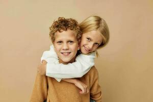 portret van schattig kinderen knuffel vermaak poseren vriendschap beige achtergrond foto