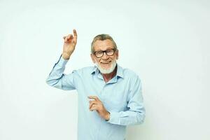foto van gepensioneerd oud Mens in overhemd en bril poseren emoties licht achtergrond