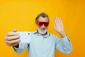 portret van gelukkig senior Mens blauw overhemden met bril duurt een selfie ongewijzigd foto