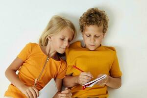 schattig elegant kinderen tekening in notebooks aan het liegen Aan de verdieping kinderjaren levensstijl ongewijzigd foto