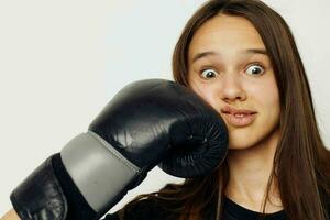 mooi meisje in zwart sport- uniform boksen handschoenen poseren geschiktheid opleiding foto