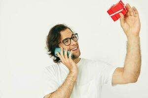 vrolijk Mens rood geschenk doos telefoon communicatie geïsoleerd achtergrond foto
