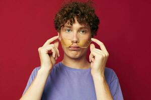 portret van een jong gekruld Mens in geel bril Purper t-shirt emoties levensstijl foto