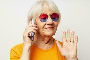 foto van gepensioneerd oud dame gelukkig levensstijl in geel t-shirts geïsoleerd achtergrond