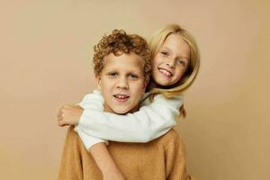 jongen en meisje staand De volgende naar poseren emoties beige achtergrond foto