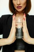 aantrekkelijk vrouw zwart jasje transparant glas met water levensstijl ongewijzigd foto