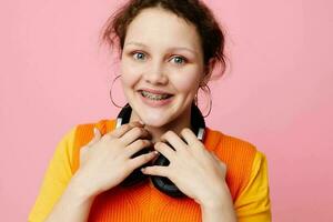 mooi vrouw grijns hoofdtelefoons vermaak emoties muziek- bijgesneden visie ongewijzigd foto