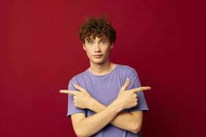 schattig tiener in Purper t-shirts poseren emoties rood achtergrond ongewijzigd foto