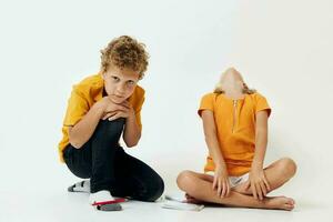 schattig jongen en meisje in gewoontjes kleren studio vol lengte poseren foto