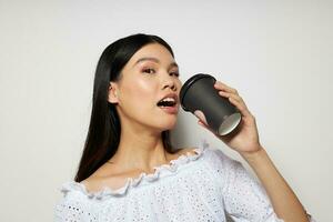 portret Aziatisch mooi jong vrouw een zwart glas in de handen van een drinken Leuk vinden een glimlach levensstijl ongewijzigd foto