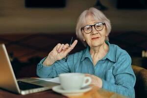 portret van een ouderen vrouw documenten werk vel van papier en pen gepensioneerd vrouw chatten ongewijzigd foto