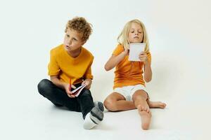 schattig elegant kinderen emoties tekening samen kladblok en potloden kinderjaren levensstijl ongewijzigd foto